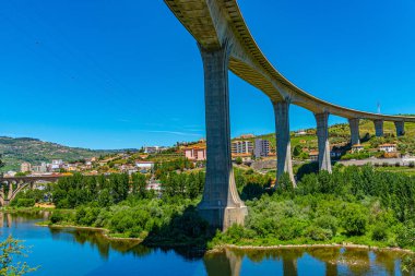 Portekiz 'in Douro Vadisi' ndeki Peso da Regua kasabası