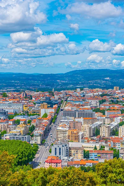 Вид с воздуха на Брагу из Монте-Пикото, Португалия — стоковое фото