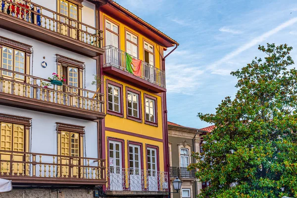 Gevels van huizen in Praca de Sao Tiago in het oude centrum van Guima — Stockfoto