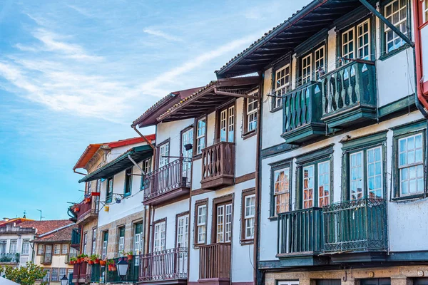 Facades of houses at Praca de Sao Tiago in the old town of Guima — Stock Photo, Image