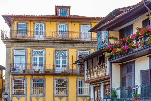 Gevels van huizen in Praca de Sao Tiago in het oude centrum van Guima — Stockfoto