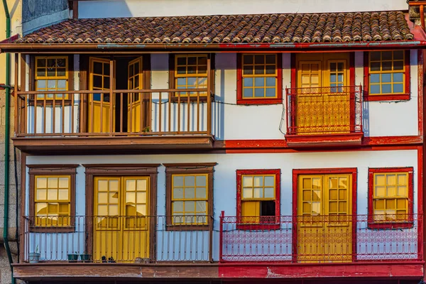 Fachadas de casas na Praca de São Tiago, na cidade velha de Guima — Fotografia de Stock