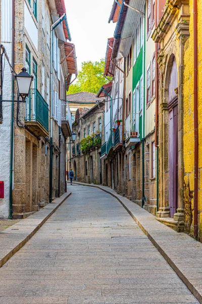 Zicht op een smalle straat in het oude centrum van Guimaraes, Portugal — Stockfoto