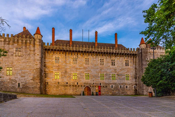 Sunset view of Palace of the duques of Braganca in Guimaraes, Po — Stock Photo, Image