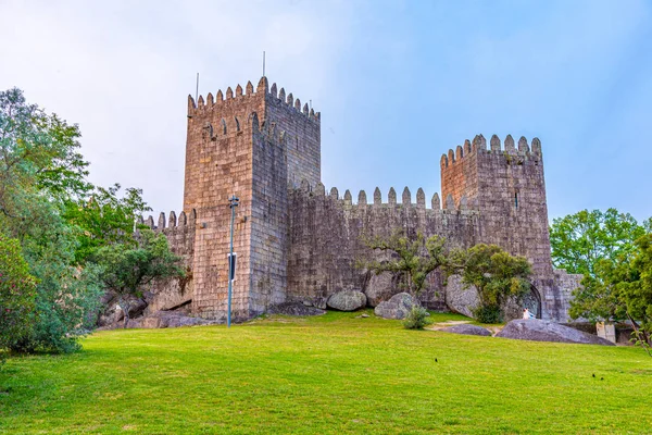Vista al atardecer del castillo de Guimaraes en Portugal — Foto de Stock