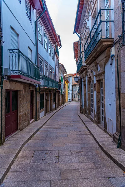 Vue d'une rue étroite dans la vieille ville de Guimaraes, Portugal — Photo