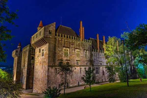 Vista al atardecer del Palacio de los Duques de Braganca en Guimaraes, Po —  Fotos de Stock