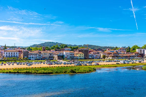 Portekiz 'in Ponte de Lima köyünün Riverside' ı.