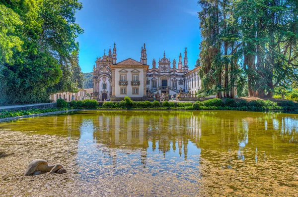 Palazzo Mateus che riflette su uno stagno artificiale, Portogallo — Foto Stock