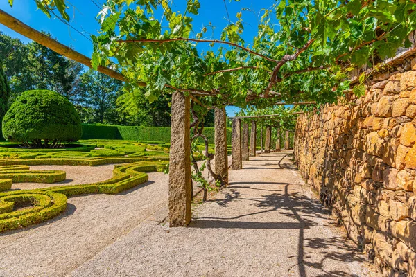Jardines y finca Casa de Mateus en Portugal — Foto de Stock
