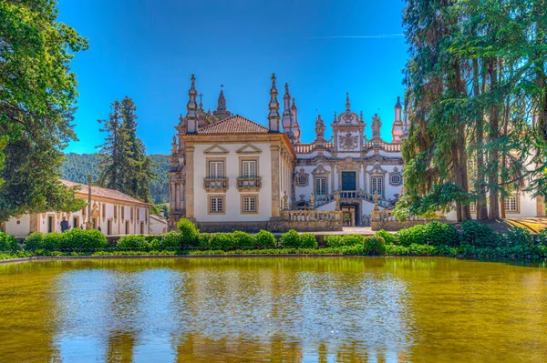 포르투갈의 인공 연못에 반사되어 있는 마테우스 궁전 — 스톡 사진