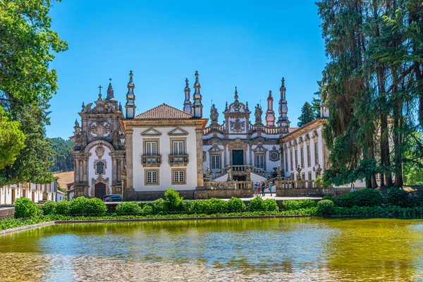 Palazzo Mateus che riflette su uno stagno artificiale, Portogallo — Foto Stock