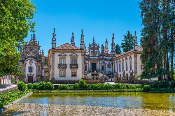 Palazzo Mateus che riflette su uno stagno artificiale, Portogallo — Foto Stock