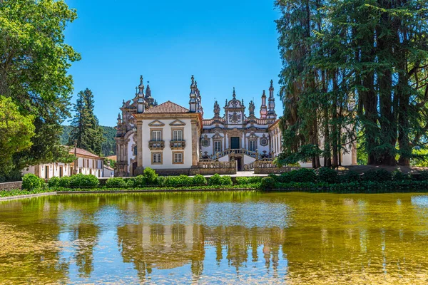 Palazzo Mateus che riflette su uno stagno artificiale, Portogallo — Foto Stock