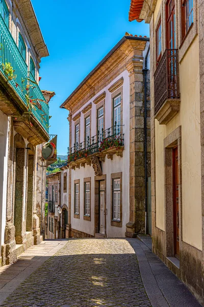 Kleine straat in Amarante in Portugal — Stockfoto