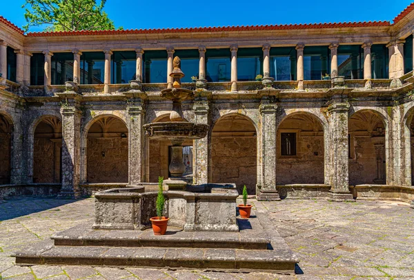 Cloister at church of Sao Goncalo at Amarante, Portugal — Stockfoto