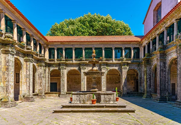 Claustro en la iglesia de Sao Goncalo en Amarante, Portugal — Foto de Stock