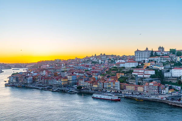 Sonnenuntergang Blick auf das Ufer des Douro und Bischofspalast in Porto, — Stockfoto