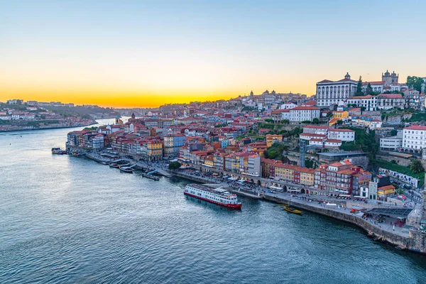 Widok na zachód słońca nad rzeką Douro i pałac biskupów w Porto, — Zdjęcie stockowe