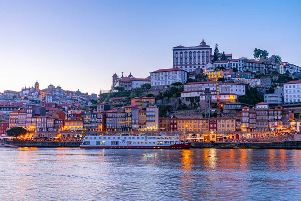 Vista al atardecer de la ribera del Duero y del palacio episcopal de Oporto , — Foto de Stock
