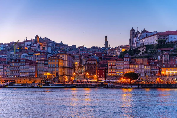 Torre dos Clerigos con vistas a la orilla del río del Duero en Oporto, Puerto — Foto de Stock