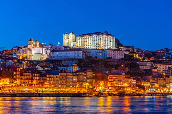 Vista al atardecer de la ribera del Duero y del palacio episcopal de Oporto , — Foto de Stock