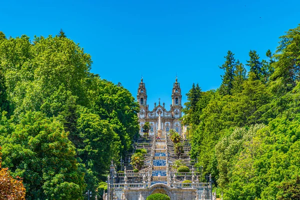 Trap die leidt naar de kerk van onze dame van remedies in Lameg — Stockfoto