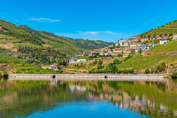Covelinhas village on shore of river Douro in Portugal — Stockfoto