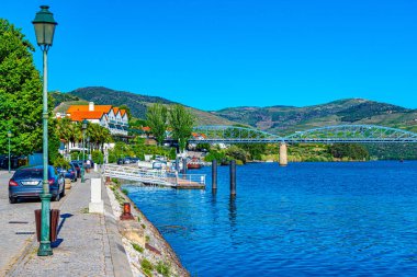 Portekiz, Douro nehrinin kıyısındaki Pinhao köyü.