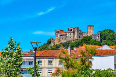 Leiria Şatosu eski kasaba Portekiz 'e bakıyor.