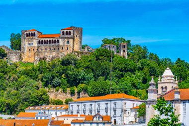 Leiria kalesi Portekiz 'in eski kasaba ve katedraline bakıyor.