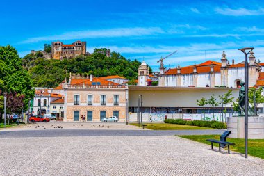Leiria Şatosu eski kasaba Portekiz 'e bakıyor.