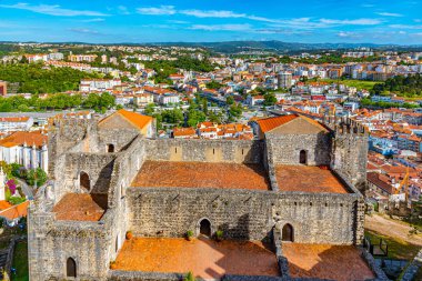Leiria Şatosu eski kasaba Portekiz 'e bakıyor.