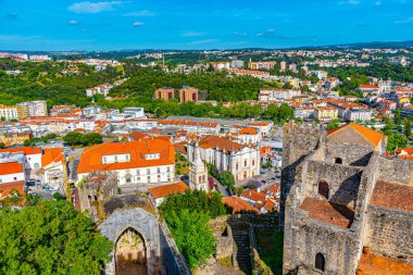Leiria Şatosu eski kasaba Portekiz 'e bakıyor.