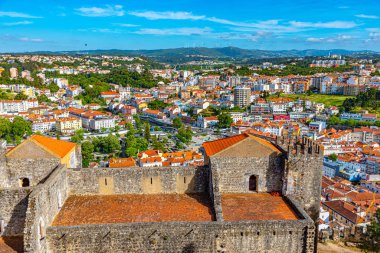 Leiria Şatosu eski kasaba Portekiz 'e bakıyor.