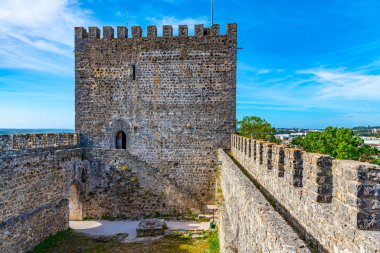 Portekiz, Leiria 'daki şatonun avlusu.