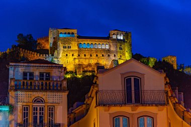Portekiz 'in eski kasabasına bakan Leiria şatosunun günbatımı manzarası