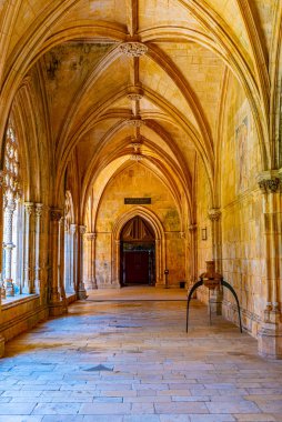 Portekiz 'deki Batalha manastırının avlusunda.