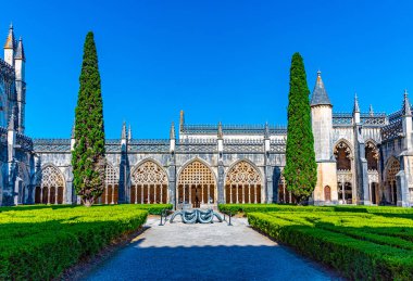 Portekiz 'deki Batalha manastırının avlusunda.
