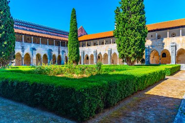 Portekiz 'deki Batalha manastırının avlusunda.