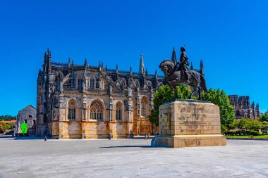 Portekiz 'deki Nuno Alvares Pereira ve Batalha manastırının heykeli.