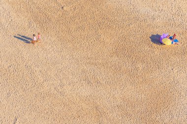 Nazare sahilinde güneşli bir günün tadını çıkaran insanların hava görüntüsü. 