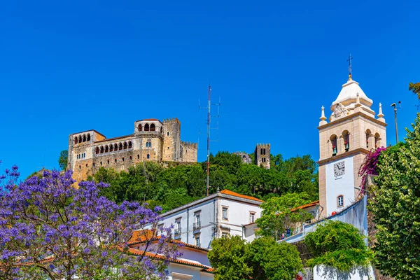 Castillo de Leiria con vistas al casco antiguo y la catedral, Portugal — Foto de Stock