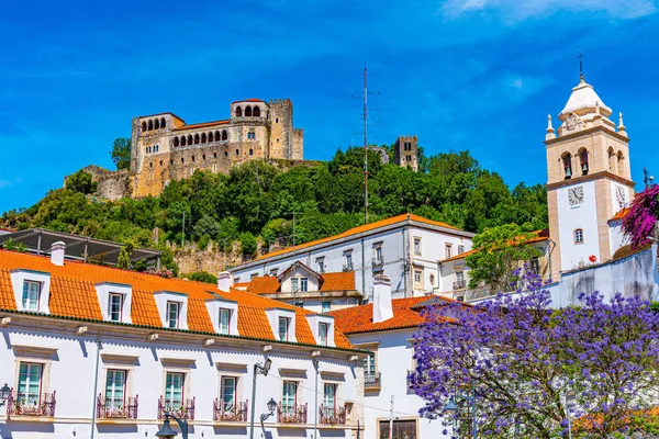 Leiria kalesi Portekiz 'in eski kasaba ve katedraline bakıyor. — Stok fotoğraf