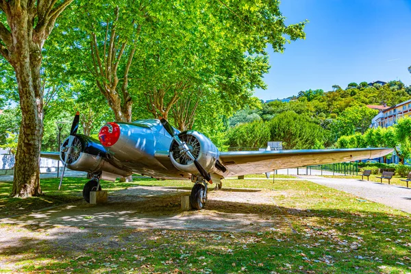Avión de combate en un parque de Leiria, Portugal — Foto de Stock