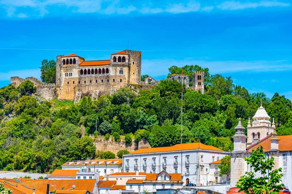 Zamek Leiria z widokiem na stare miasto i katedrę, Portugalia — Zdjęcie stockowe