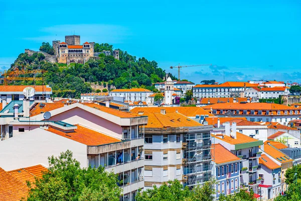 Leiria Şatosu eski kasaba Portekiz 'e bakıyor. — Stok fotoğraf