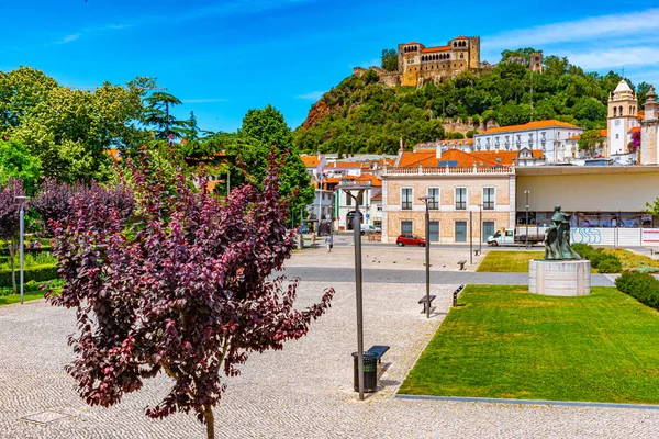 Castillo de Leiria con vistas al casco antiguo, Portugal — Foto de Stock
