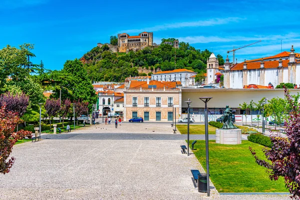 Leiria Şatosu eski kasaba Portekiz 'e bakıyor. — Stok fotoğraf