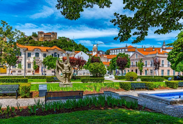 Leiria Şatosu eski kasaba Portekiz 'e bakıyor. — Stok fotoğraf